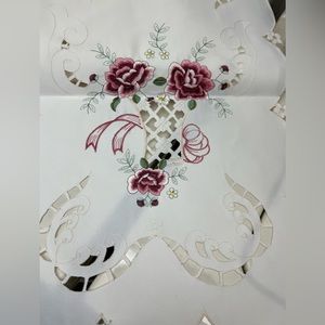 MARY Table Runner Off White w/Vase Pink Flowers 15” x 58” NIP